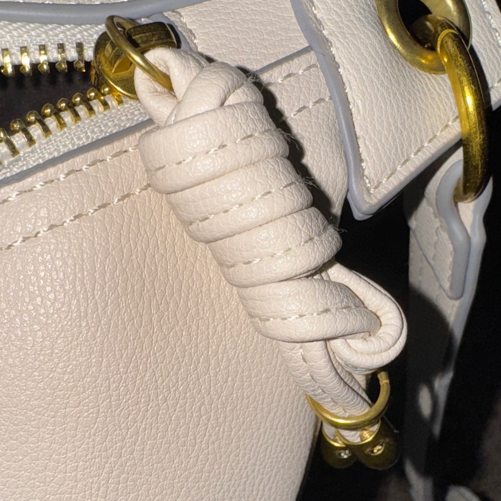 Elegant Cream Crossbody Bag with Gold Details - Picture 8 of 10